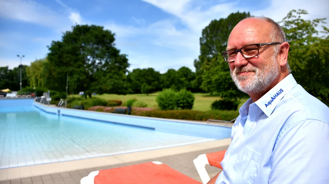 Schwimmbad mit Badleiter